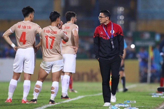 Tấn Tài chất vấn HLV Kiatisuk; 'Các đội bóng V-League thường hỗ trợ nhau