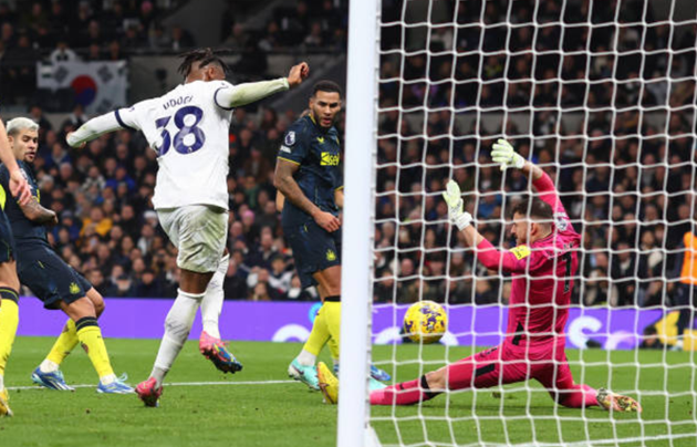 Son hủy diệt Chích chòe, Tottenham phả hơi nóng vào top 4 - Bóng Đá