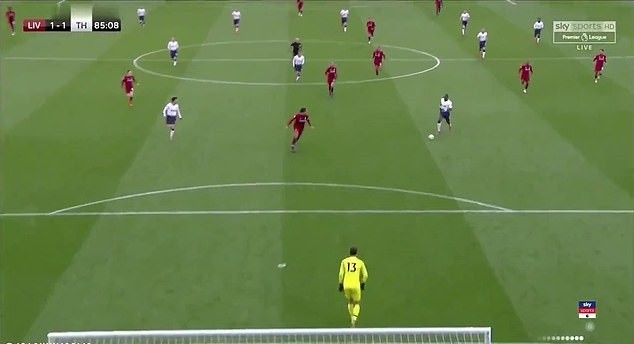 Liv phơi áo - Bóng Đá