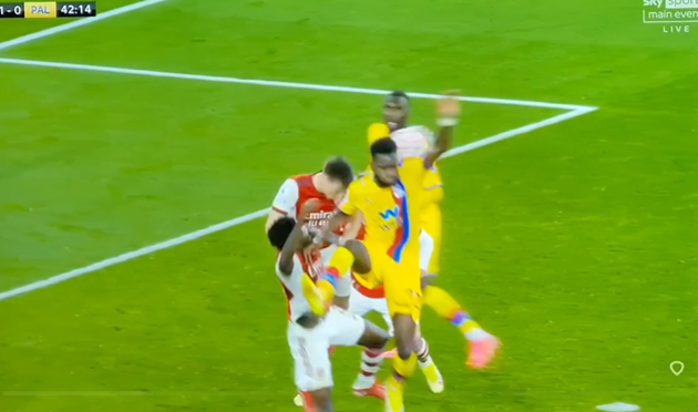 Arsenal injury blow as Bukayo Saka hobbles off after shocking McArthur ‘MMA kick’ - Bóng Đá