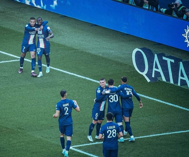 Dele Alli joined by Wag Cindy Kimberly for Burberry event - Bóng Đá