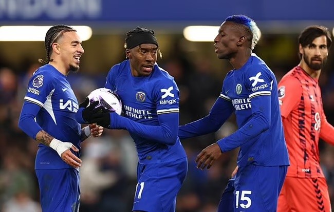 Chelsea giành penalty - Bóng Đá