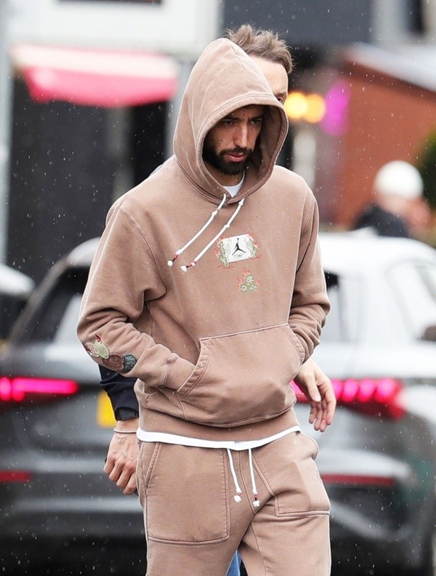 Hooded Man Utd star Bruno Fernandes spotted leaving tanning salon in rainy Manchester as he takes break from training - Bóng Đá