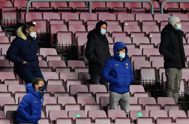 Messi lắc đầu ngao ngán rời Camp Nou - Bóng Đá