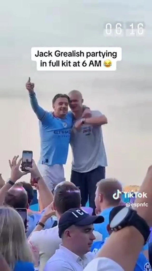 Hilarious moment Man City hero Jack Grealish is carried by Kyle Walker - Bóng Đá