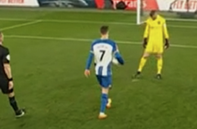 Man Utd fans spot De Gea ‘doing an Emi Martinez’ and engaging in the dark arts before FA Cup semi-final shootout win - Bóng Đá