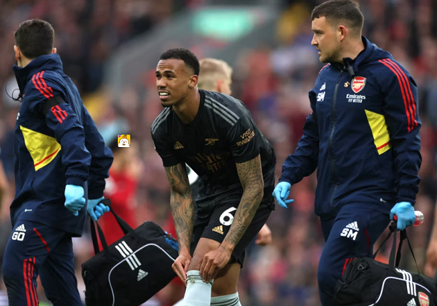 Wenger sánh vai bên người đẹp bí ẩn - Bóng Đá