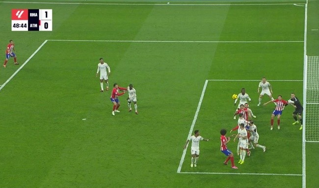 Tranh cãi nảy lửa ở trận Real - Atletico - Bóng Đá