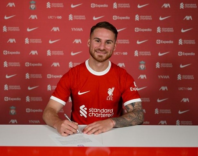 Kylian Mbappe spotted laughing with new PSG signing Ousmane Dembele in the stands - Bóng Đá