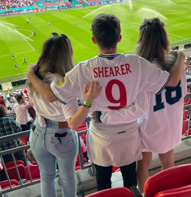 Inside Newcastle legend Alan Shearer’s stunning daughter Hollie’s glam life from singing career to bikini-clad holidays - Bóng Đá