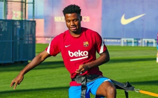 Khoảnh khắc cựu sao Arsenal dính chấn thương ghê rợn - Bóng Đá