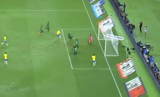 Fans demand Lionel Messi’s Inter Miami contract ‘terminated ASAP’ after spotting reaction to team-mate missing penalty - Bóng Đá