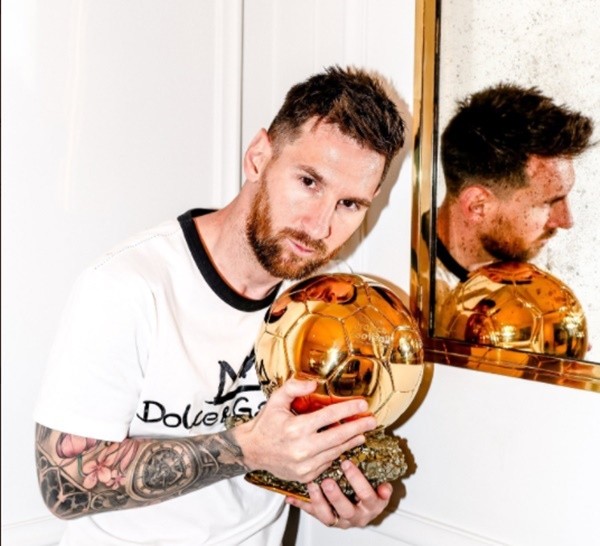 Harry Kane’s wife posts touching pics of family’s arrival in Germany as kids play on pitch and pose on Bayern team bus - Bóng Đá