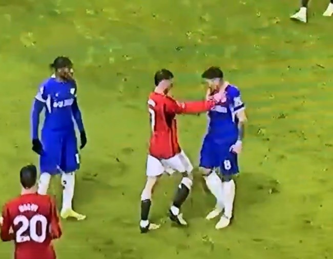 Mount đụng độ nảy lửa với Enzo - Bóng Đá