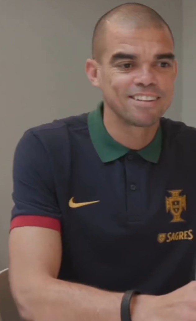 Ronaldo 'cười tẹt ga' vì Pepe, Bruno đùa giỡn với Dalot - Bóng Đá