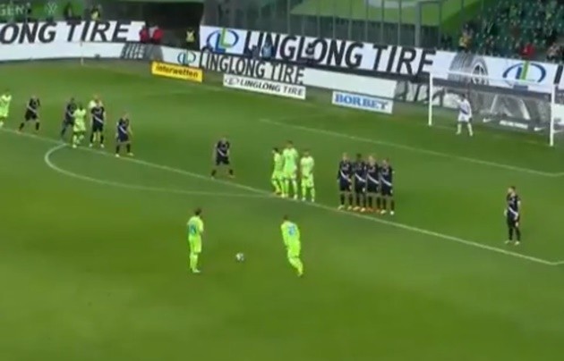 Sao Hà Lan cho thế giới chứng kiến miếng đánh độc đáo - Bóng Đá