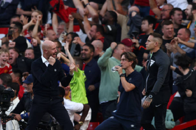 Ten Hag tiến nhanh vào sân cảm ơn 