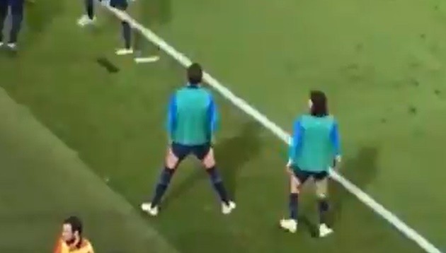 CĐV chào đón Ronaldo và đồng đội tại Qatar - Bóng Đá