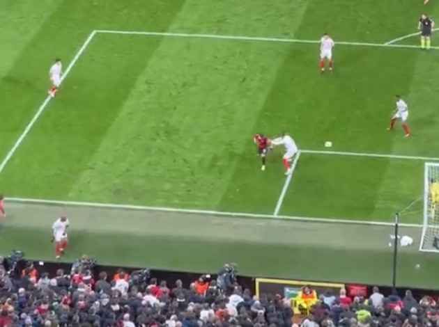 Từ Martinez đến James, những pha vào bóng rợn người - Bóng Đá