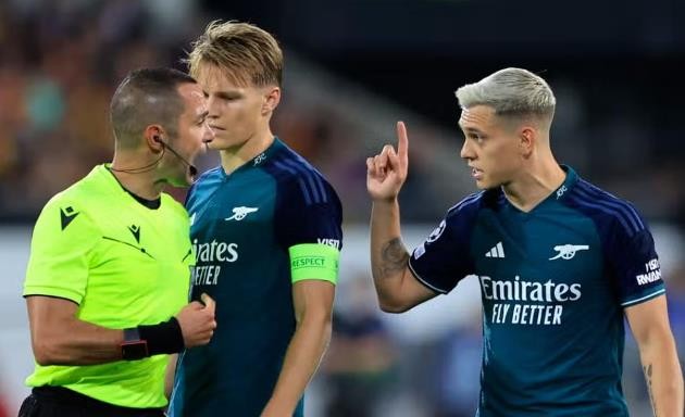 White tiếp tục khiến người xem lóa mắt - Bóng Đá