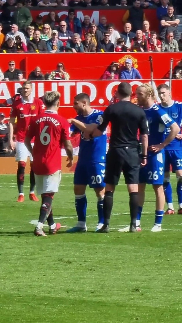 Martinez vs Maupay - Bóng Đá