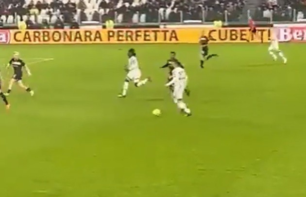 Watch Calvert-Lewin somehow fluff chance from a YARD - Bóng Đá