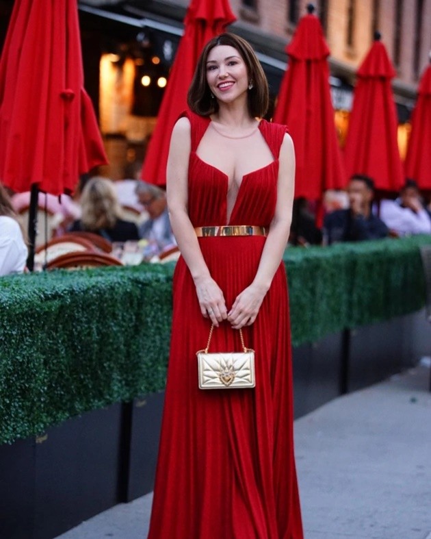 Arsenal star Jorginho’s glam girlfriend Catherine joins no bra club in elegant red dress - Bóng Đá