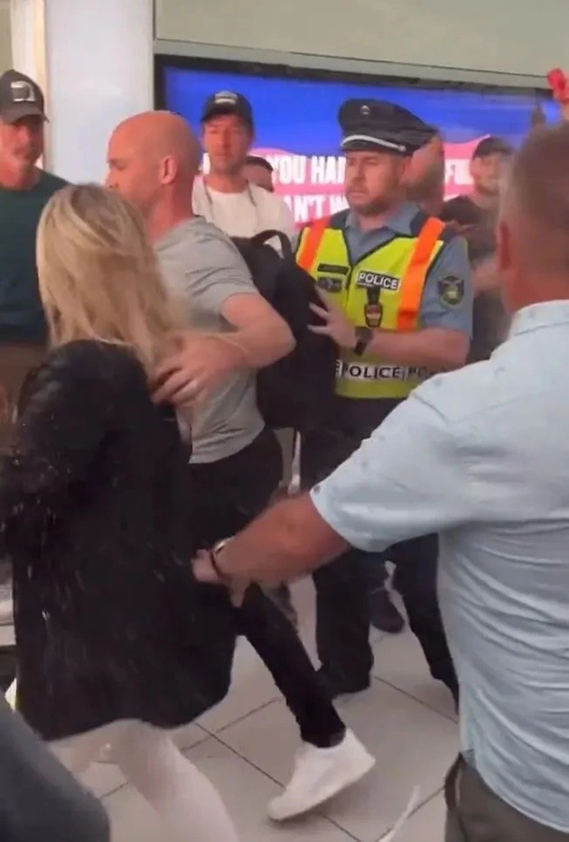 Hành động tục tĩu của Ronaldo - Bóng Đá