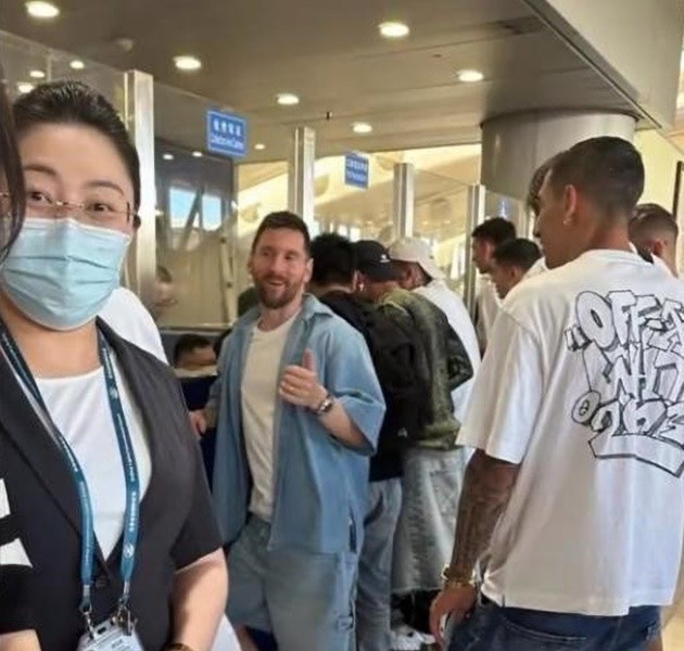 Mo Salah tries new career as actor as he films an advert outside a trendy bar in Manchester - Bóng Đá