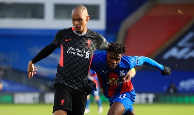 Shocking moment furious Cristiano Ronaldo is hurt by pitch invader trying to take selfie during Portugal clash - Bóng Đá