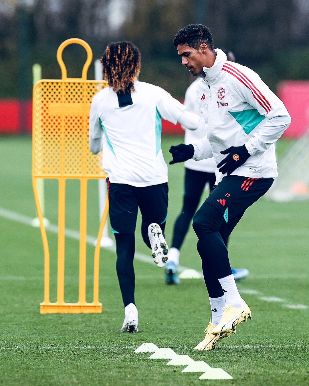 Hai trụ cột mất tích lâu ngày xuất hiện trên sân tập Man Utd - Bóng Đá