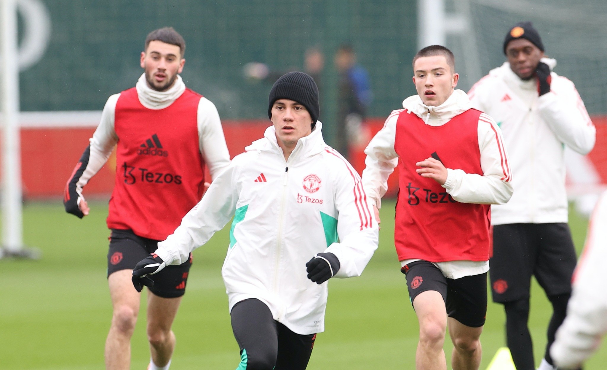 Man Utd quay trở lại tập luyện; Varane lộ hình ảnh buồn xo - Bóng Đá