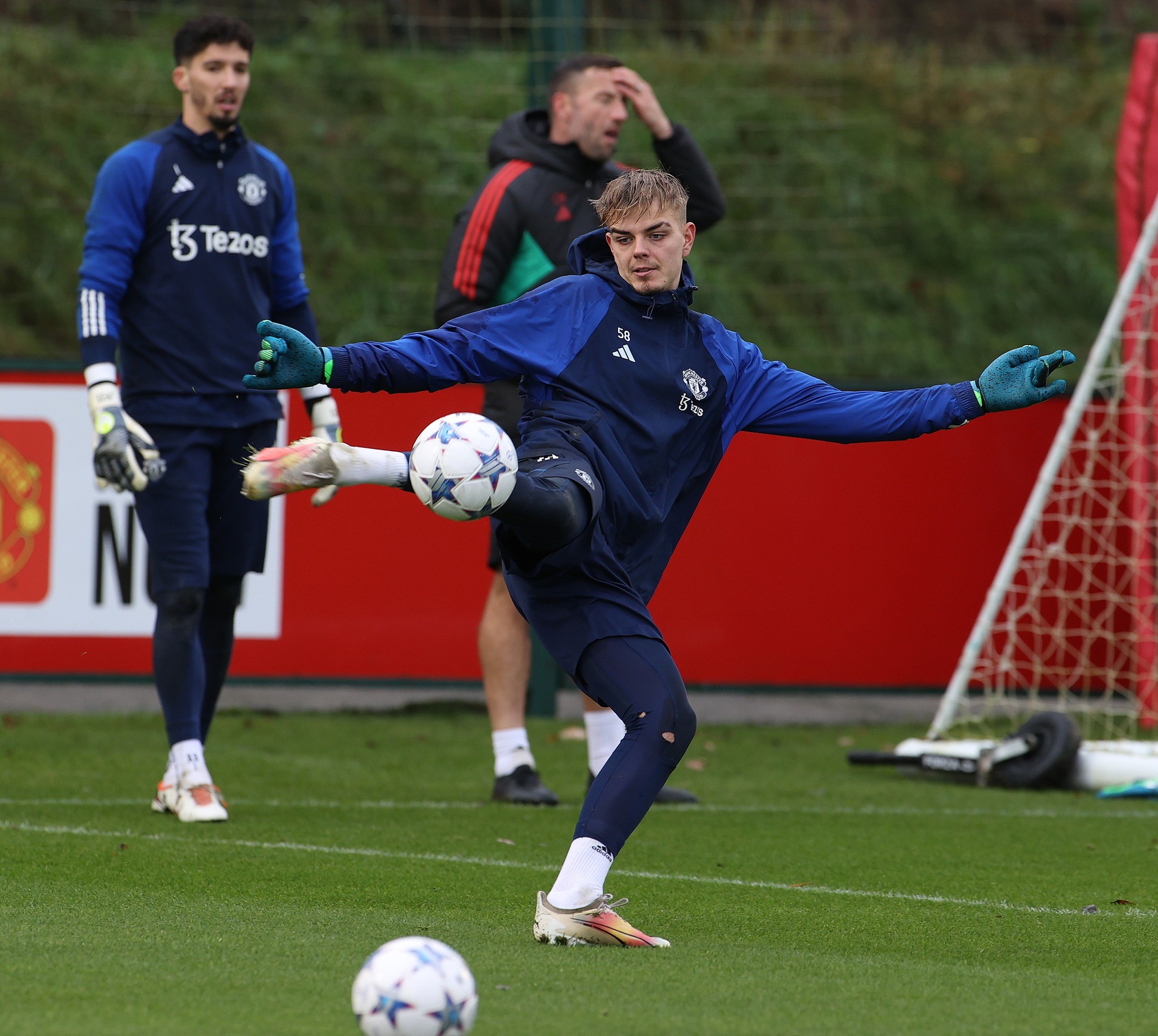 Man Utd quay trở lại tập luyện; Varane lộ hình ảnh buồn xo - Bóng Đá
