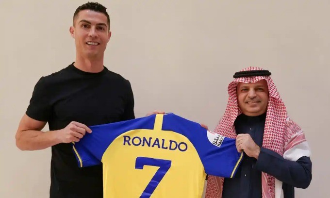 Cristiano Ronaldo contradicted himself on Piers Morgan interview: 'It's not about money' - Bóng Đá