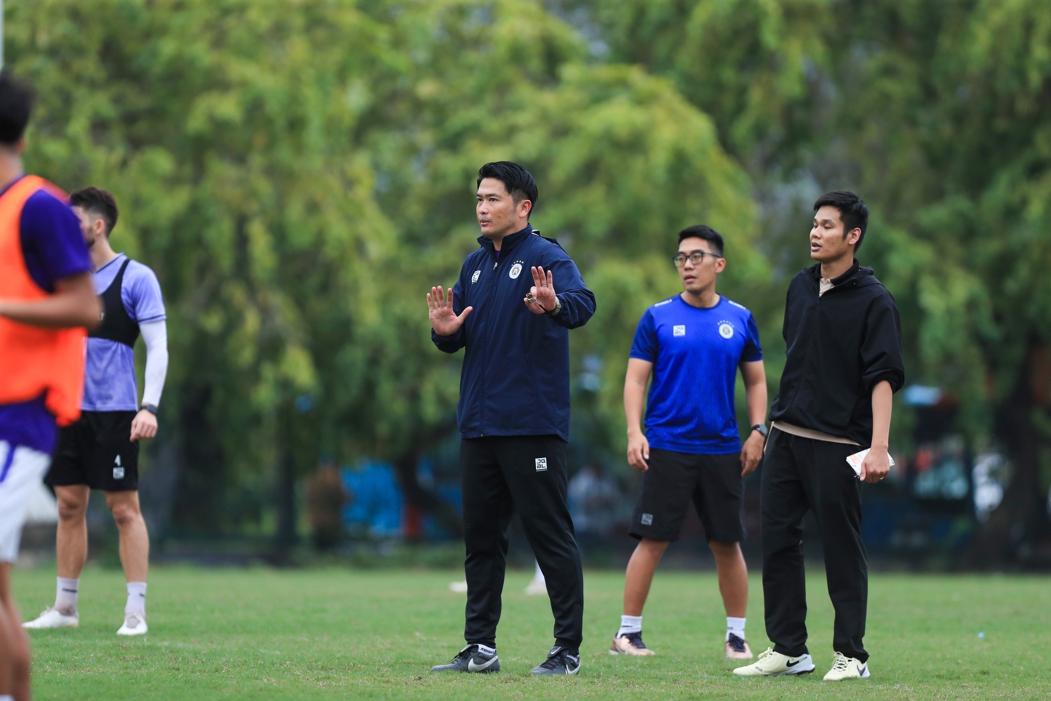 HLV Nhật Bản muốn CLB Việt Nam đá như Man City, Tottenham - Bóng Đá