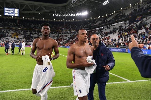 Supporter gets hit after receiving Koundé match shirt - Bóng Đá