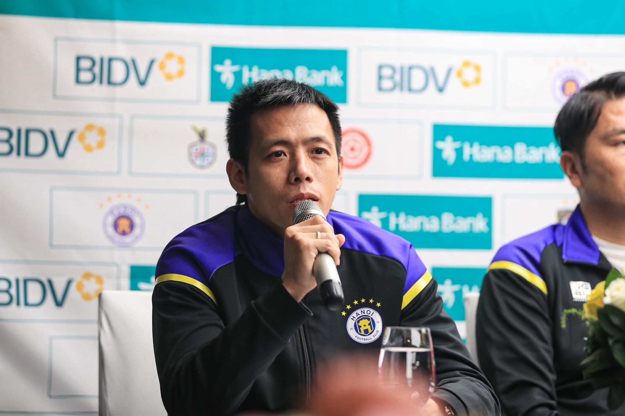 Văn Quyết pha vỡ im lặng về tân HLV Hà Nội FC - Bóng Đá