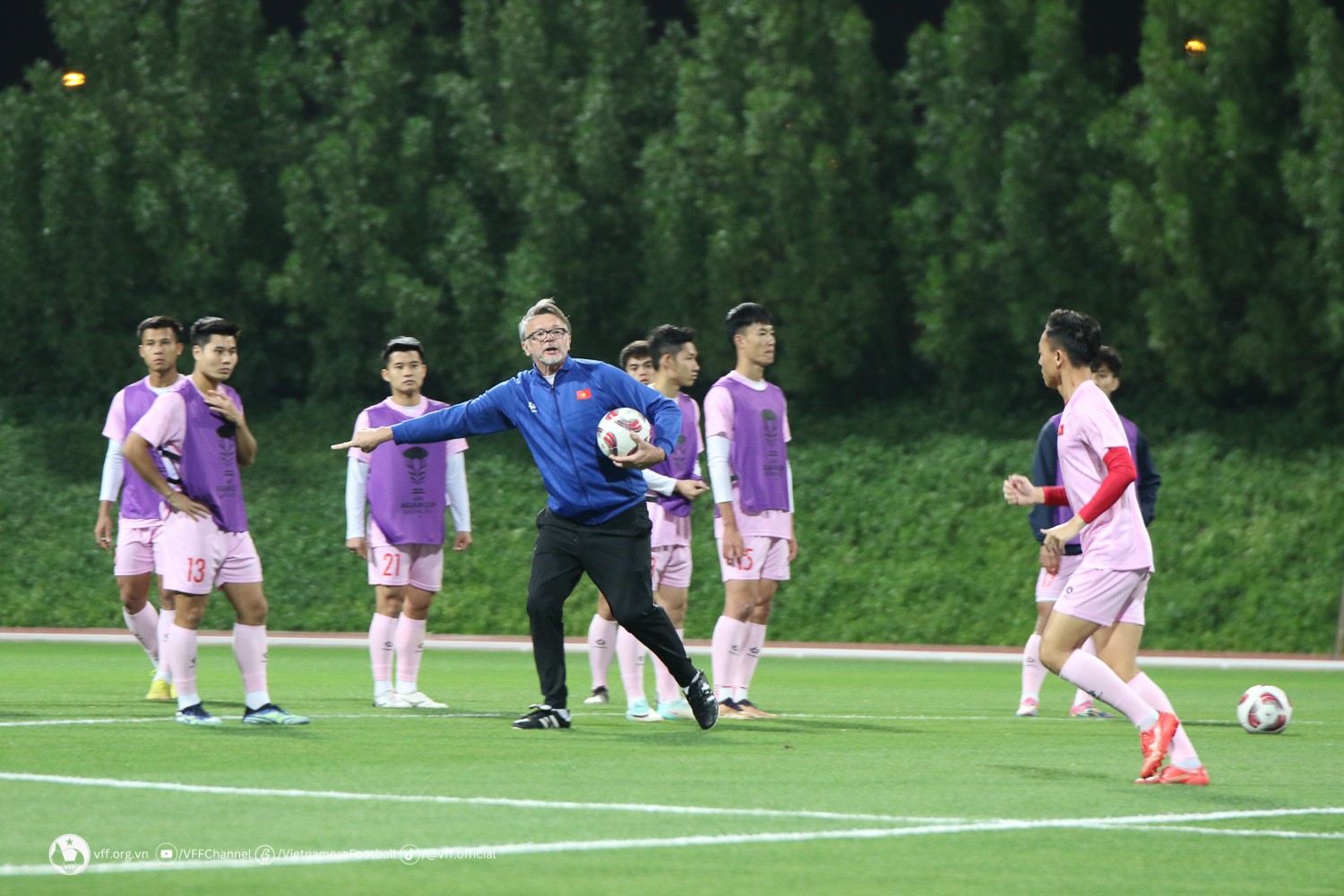 HLV Troussier nói thẳng về áp lực ở trận Việt Nam vs Indonesia - Bóng Đá