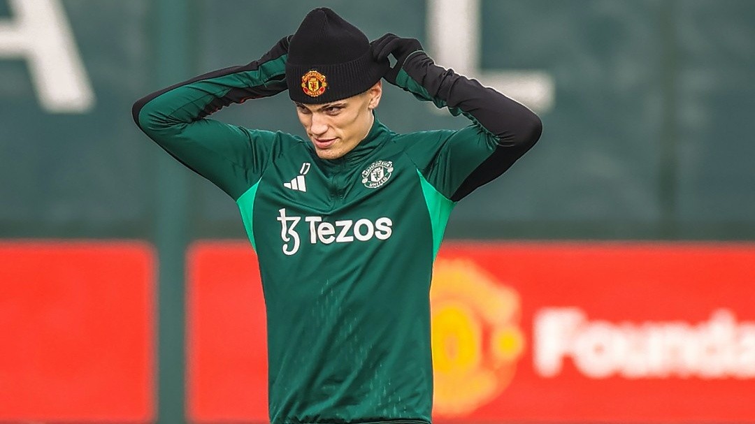 Cái tên lạ hoắc; Bất ngờ Van Persie trên sân tập Man Utd - Bóng Đá