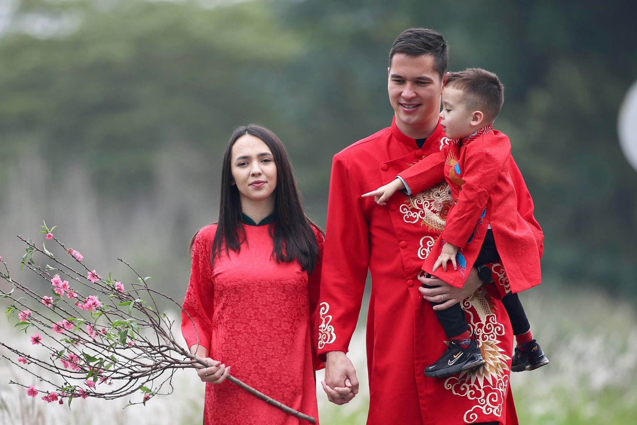 Đón Tết ở Việt Nam, vợ Filip Nguyễn chia sẻ điều đặc biệt - Bóng Đá