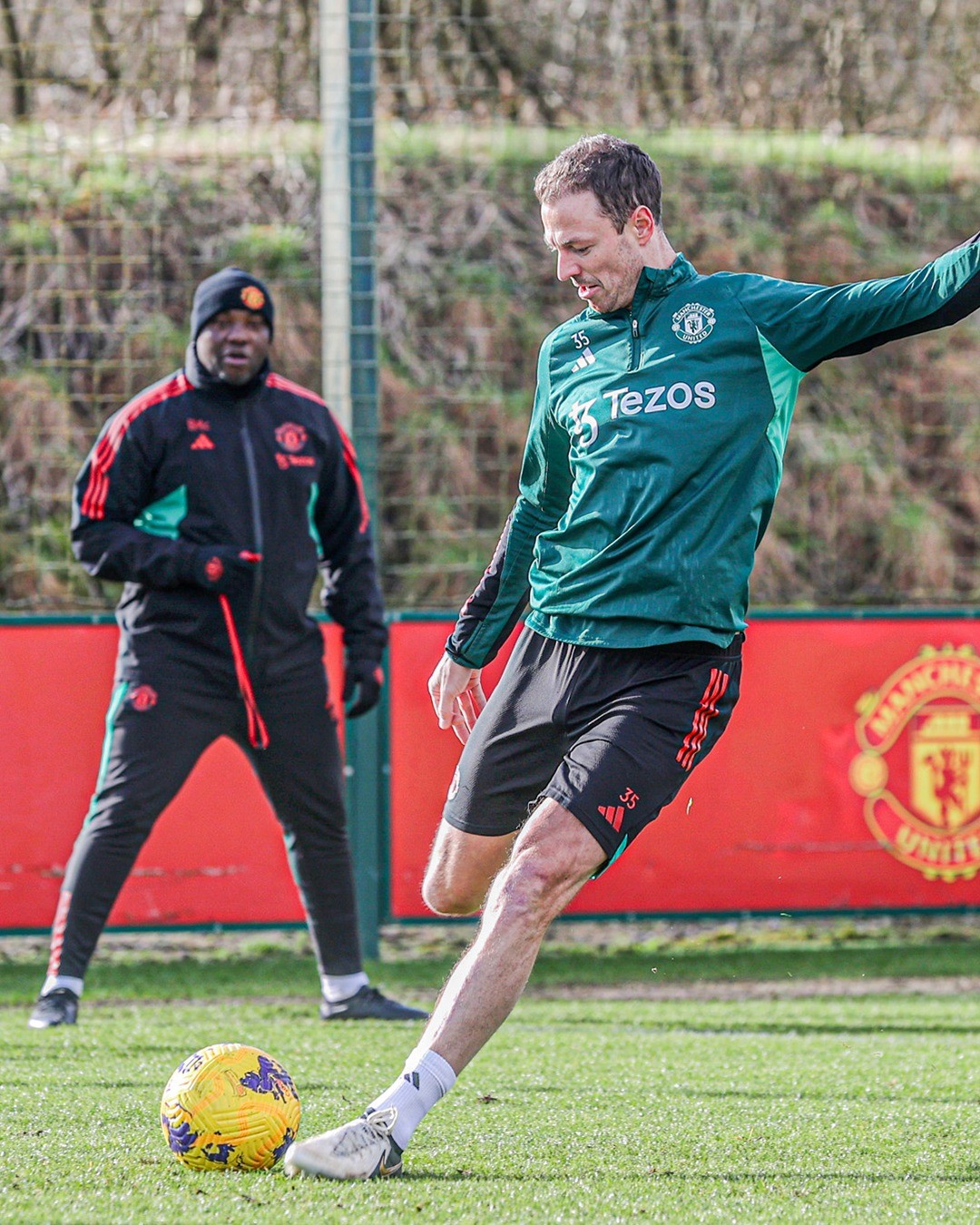Hạ Villa, HLV Ten Hag nổi hứng phô diễn kỹ thuật trên sân tập Man Utd - Bóng Đá