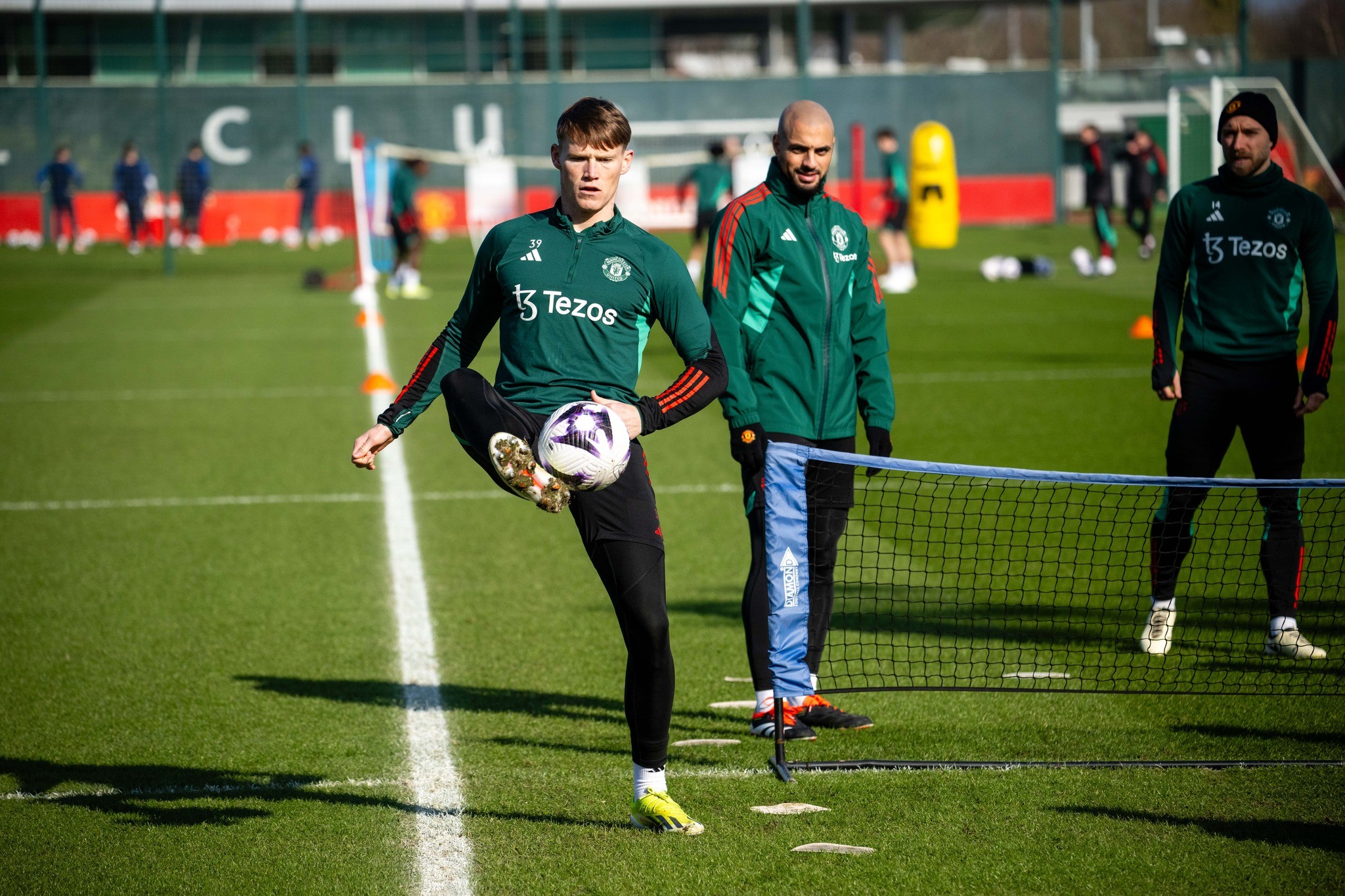 Buổi tập của Man Utd tràn ngập tiếng cười với trò chơi lạ - Bóng Đá