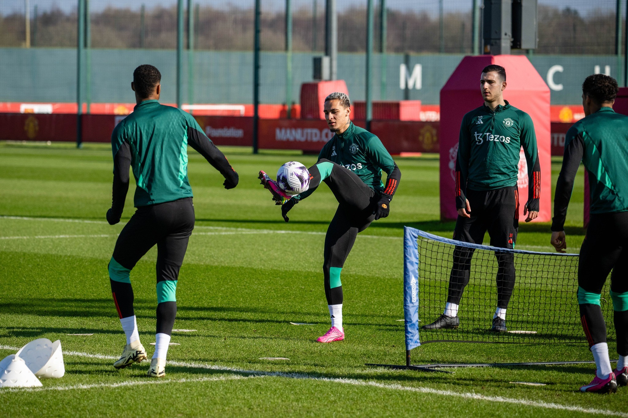 Buổi tập của Man Utd tràn ngập tiếng cười với trò chơi lạ - Bóng Đá