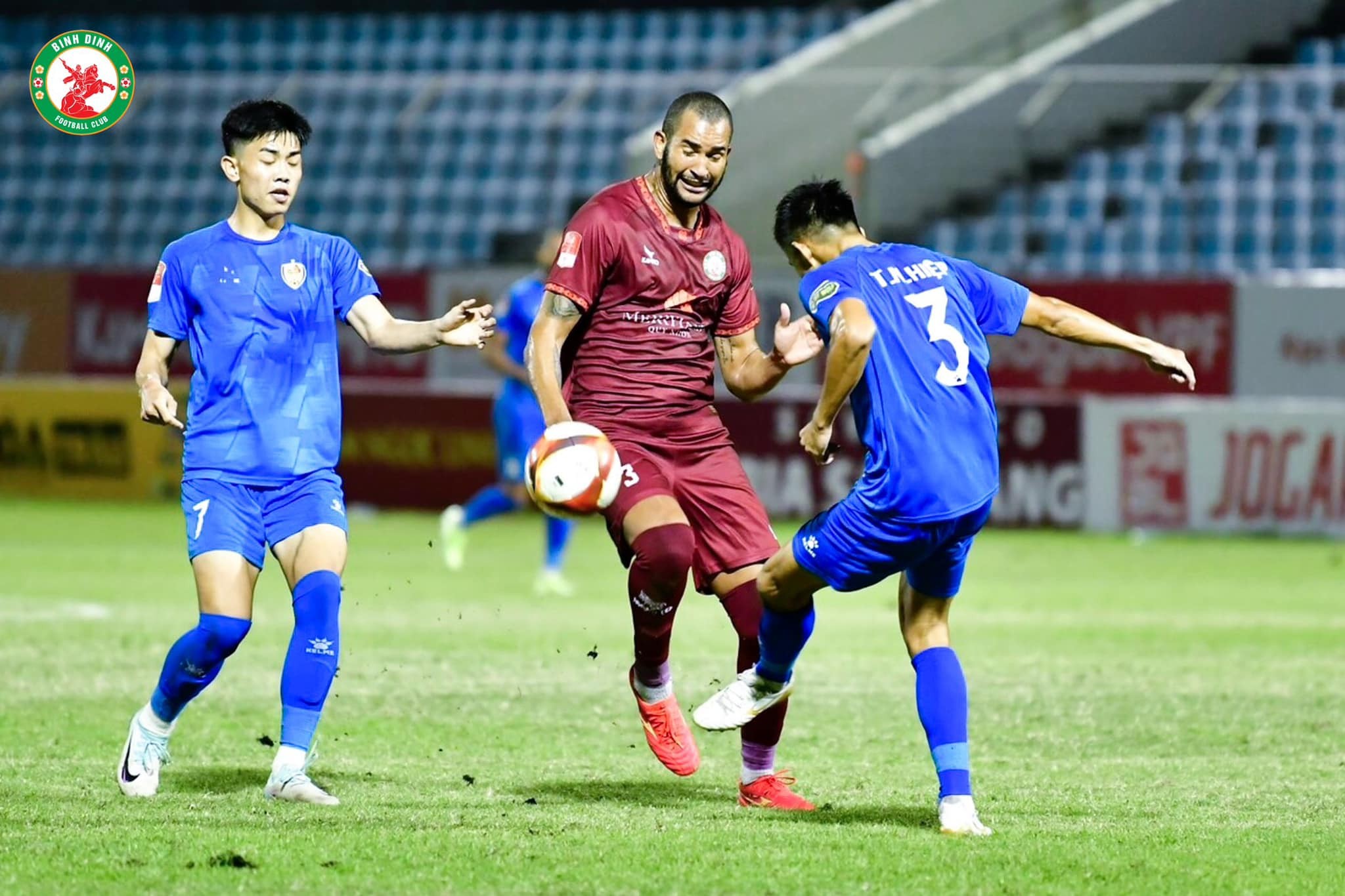 Đi thuê sân đá bóng, CLB V-League bị chê bai - Bóng Đá