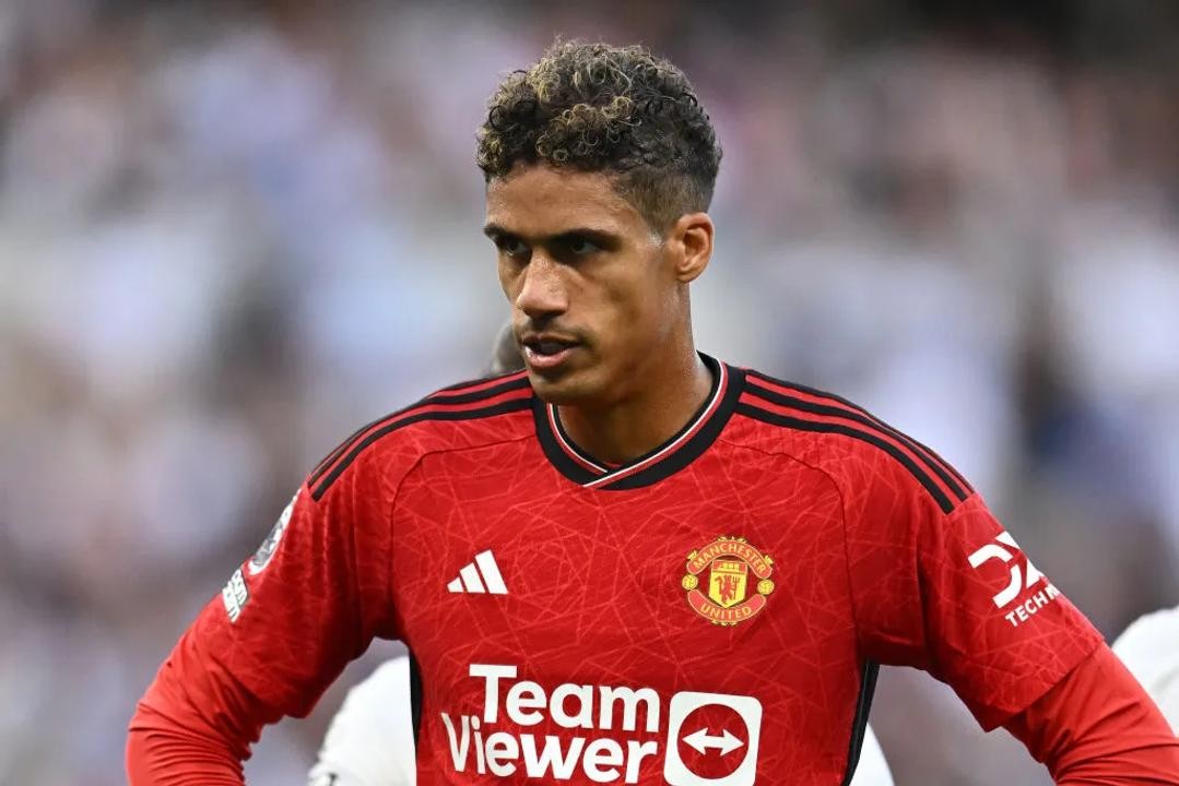 Man Utd star Raphael Varane risks Erik ten Hag's wrath with winter break photograph - Bóng Đá