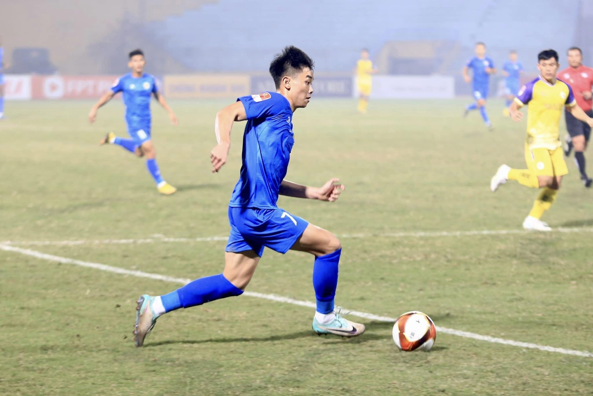 'Thiếu gia' V-League phá vỡ im lặng về thương vụ chiêu mộ Đình Bắc - Bóng Đá
