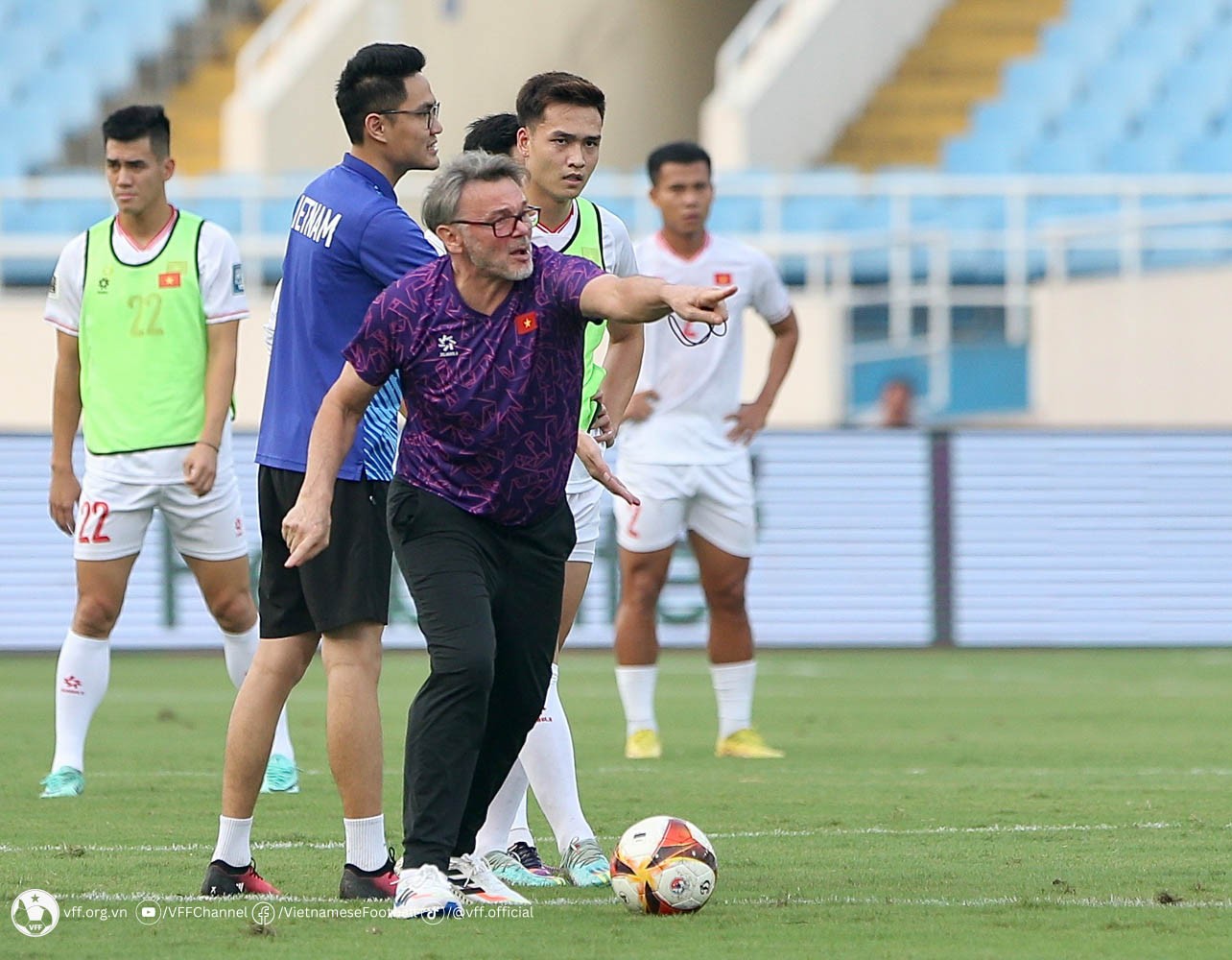 Bất ngờ với cách HLV Troussier thay đổi bóng đá Nhật Bản - Bóng Đá