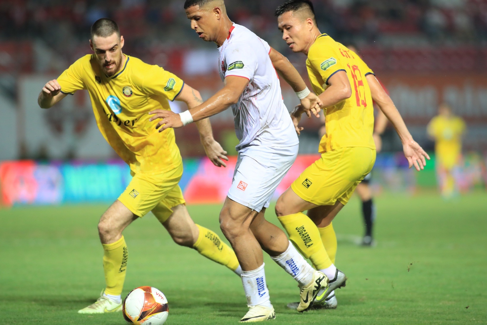 La hét quá độ, HLV V-League ngất xỉu ngay phòng thay đồ - Bóng Đá