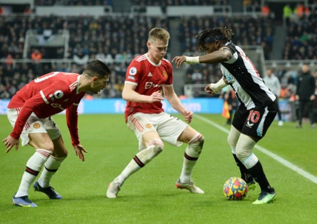 Saint-Maximin and Joelinton's showboating in Premier League clash - Bóng Đá
