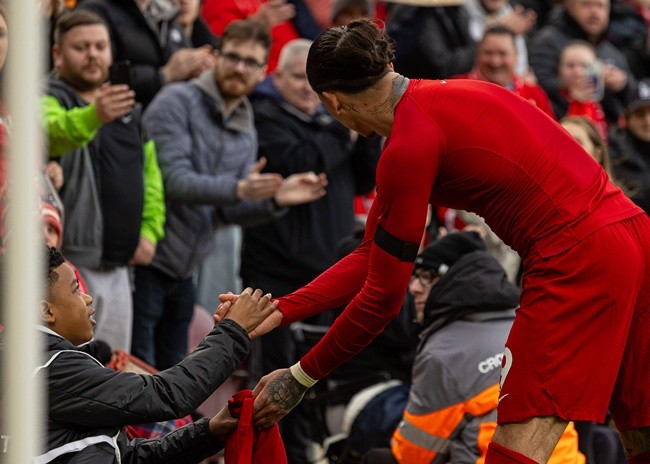 Liverpool fans absolutely love what Darwin Nunez did after spotting sign asking for his shirt - Bóng Đá
